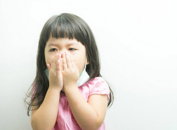 Trẻ bị viêm họng thường gặp nhiều triệu chứng khó chịu